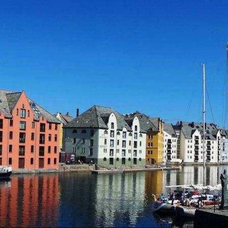 Free Parking Space, 2 Bed Room, Short Walk To Brosundet Alesund Bagian luar foto