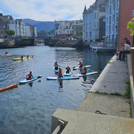 Free Parking Space, 2 Bed Room, Short Walk To Brosundet Alesund Bagian luar foto