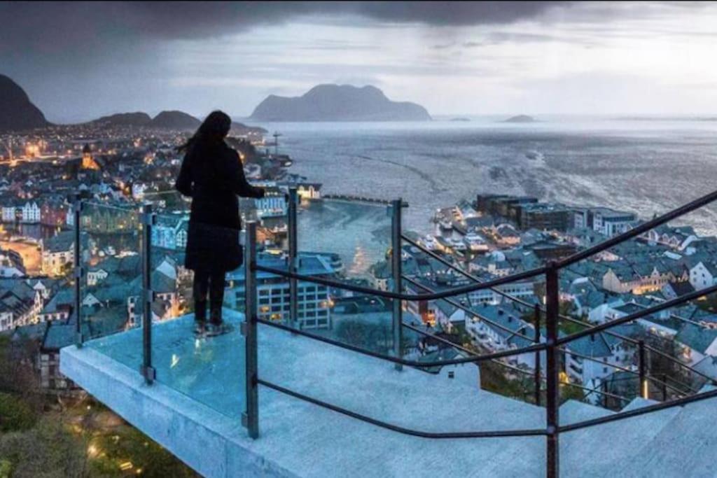 Free Parking Space, 2 Bed Room, Short Walk To Brosundet Alesund Bagian luar foto