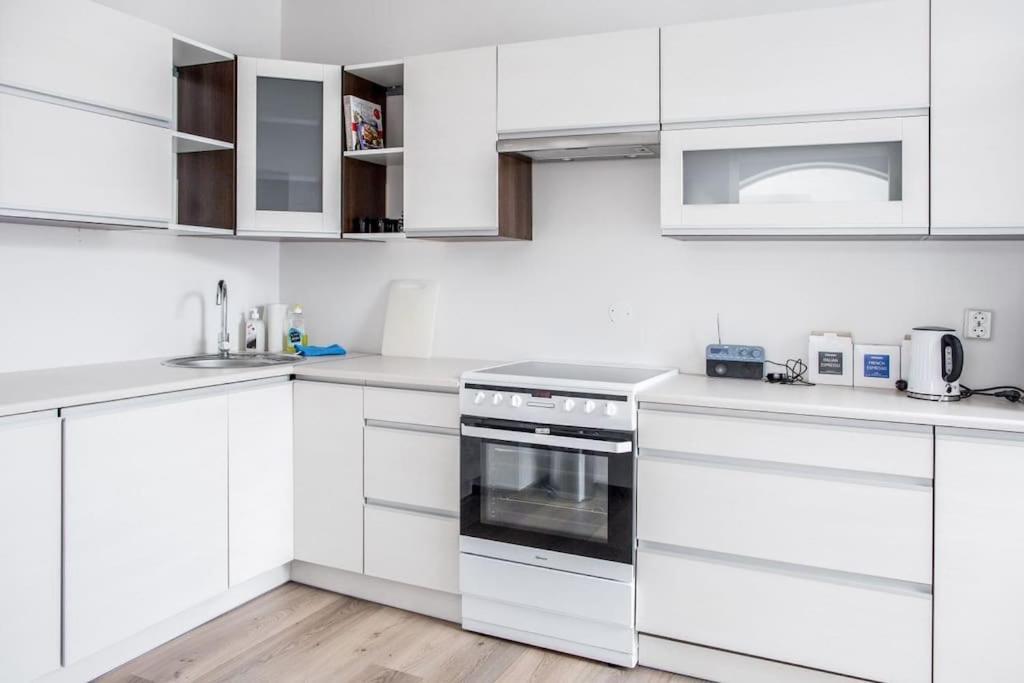 Free Parking Space, 2 Bed Room, Short Walk To Brosundet Alesund Bagian luar foto